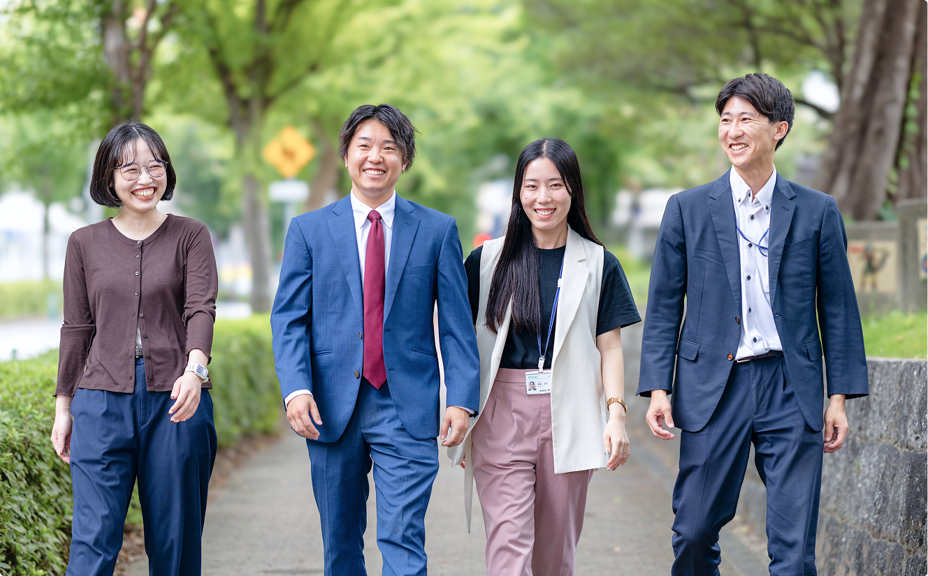 笑顔で出社する社員たち