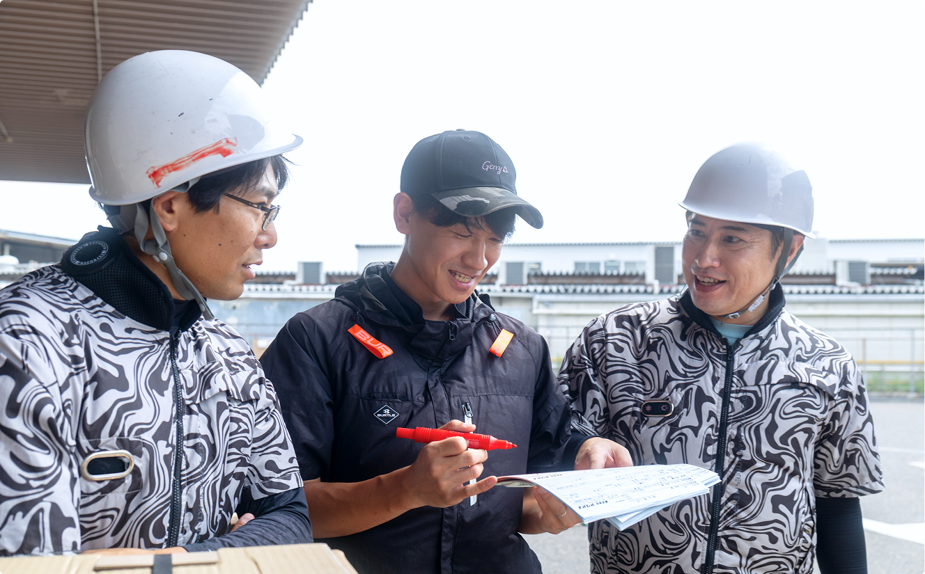 現場で打ち合わせをする社員たち